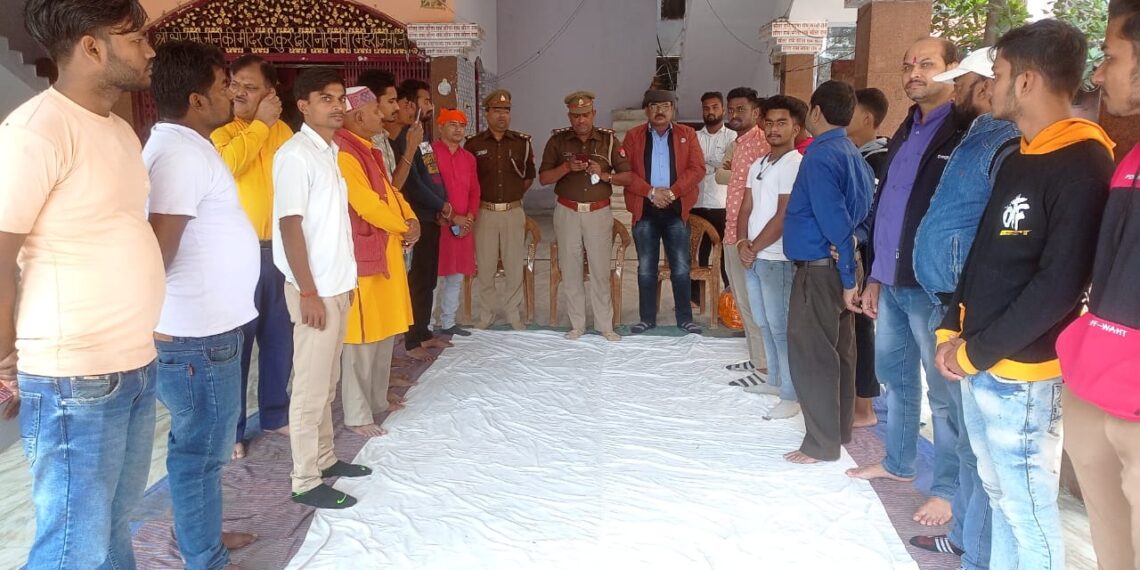 स्वर्णकार मंच एवं महावीरी अखाड़ा ने नौतनवा के पुलिस अधिकारियों का किया सम्मनित