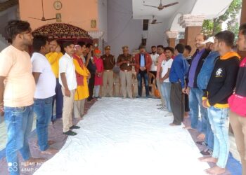 स्वर्णकार मंच एवं महावीरी अखाड़ा ने नौतनवा के पुलिस अधिकारियों का किया सम्मनित