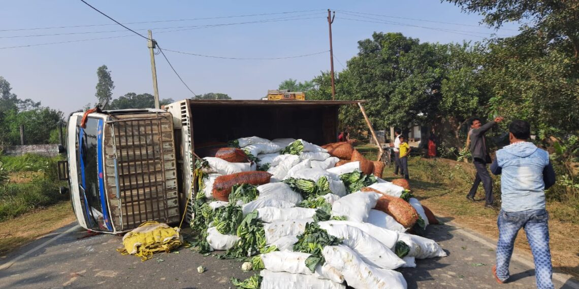 नौतनवां: सब्जी लदी ट्रक बीच सड़क पर पलटी