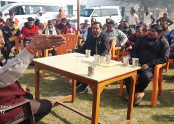 हरदी डाली पहुंचे पूर्व विधायक मुन्ना सिंह, बोले जनता दे रही अग्नि परीक्षा