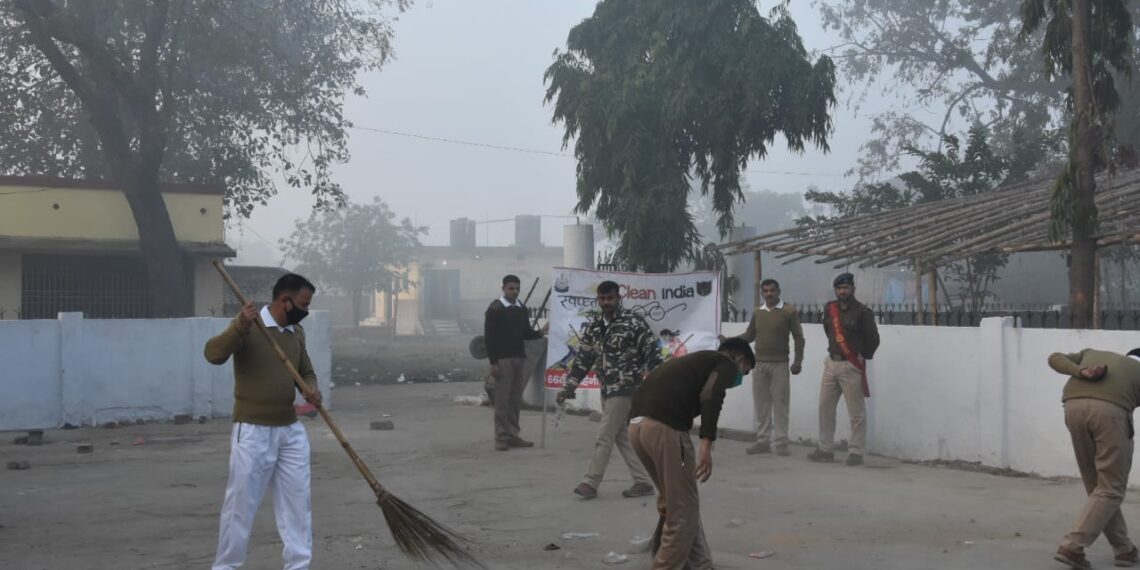 नौतनवां: माता बनैलिया मंदिर में प्रांगण में एसएसबी जवानों ने चलाया स्वच्छता अभियान