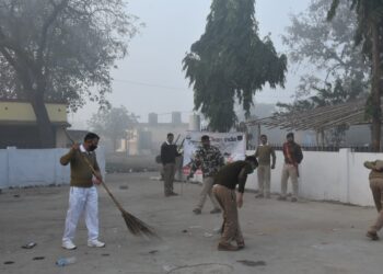 नौतनवां: माता बनैलिया मंदिर में प्रांगण में एसएसबी जवानों ने चलाया स्वच्छता अभियान