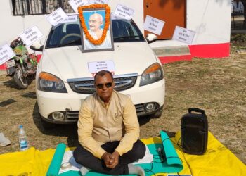 महराजगंज: भ्रष्टाचार व अनियमितता का आरोप लगा शिक्षक ने शुरू किया सत्याग्रह