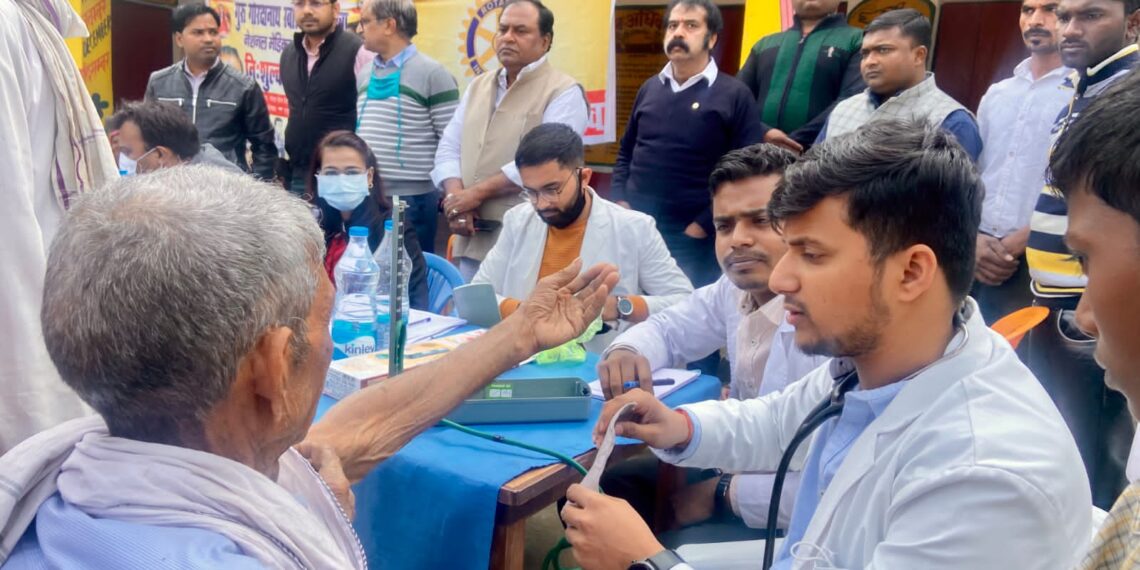 स्वास्थ्य शिविर में लगभग 7000 हुए लाभान्वित, जांच कर दी गयी निःशुल्क दवाईयां