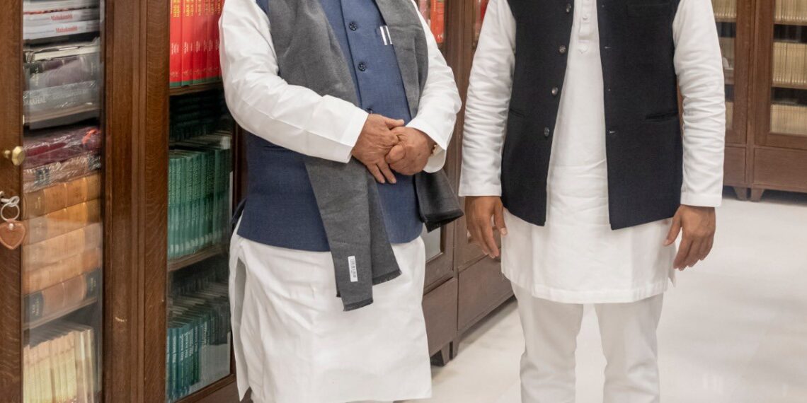 योगी सरकार में मन्त्री स्वामी प्रसाद मौर्य भाजपा छोड़ सपा में शामिल, 2 मंत्री और छोड़ सकते है भाजपा का दामन