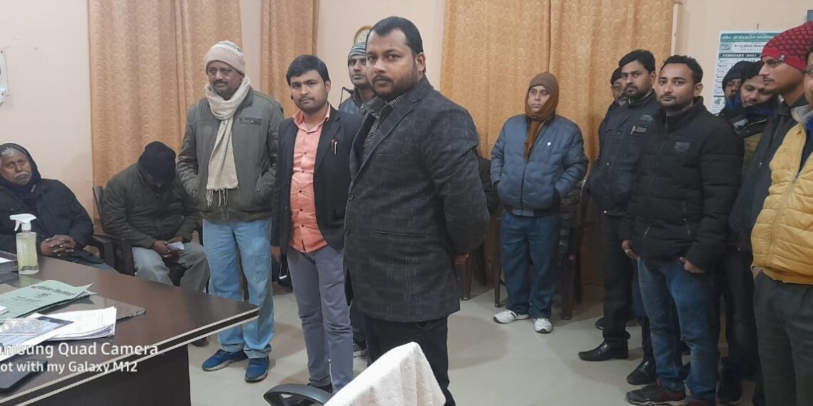 नौतनवां: दो पुलिस कर्मियों के विरुद्ध लामबंद हुए अधिवक्ता, एफआईआर दर्ज करने की मांग पर अड़े
