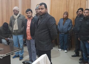 नौतनवां: दो पुलिस कर्मियों के विरुद्ध लामबंद हुए अधिवक्ता, एफआईआर दर्ज करने की मांग पर अड़े