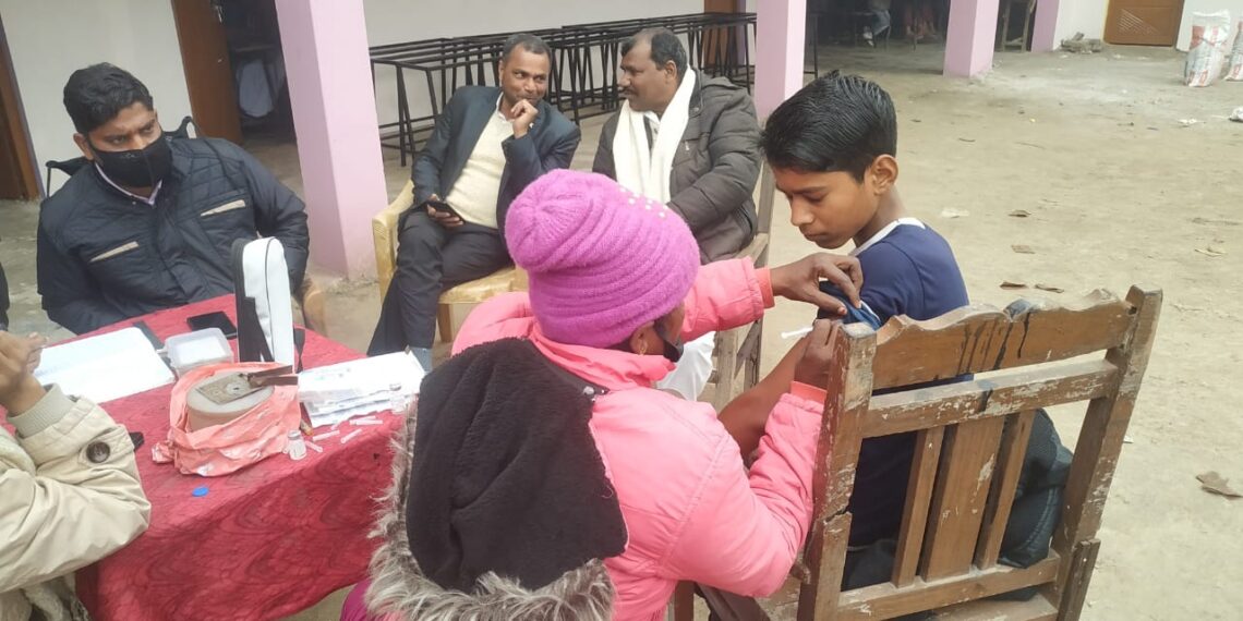 महराजगंज: स्कूल में बच्चो ने लगवाया कोविड टीका, शिक्षकों ने घर घर जाकर किया जागरूक