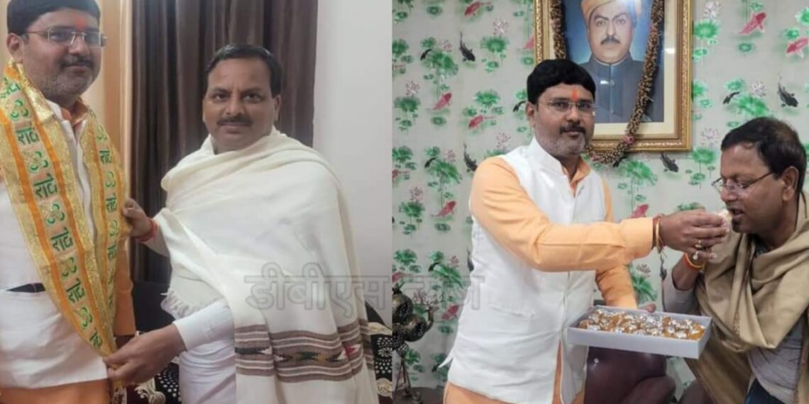 नौतनवां: बीजेपी गठबंधन का प्रत्याशी बनने पर ऋषि ने मिठाई खिला लिया आशीर्वाद