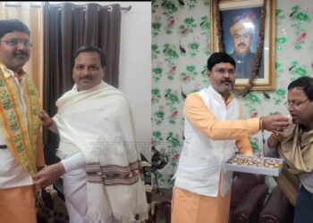 नौतनवां: बीजेपी गठबंधन का प्रत्याशी बनने पर ऋषि ने मिठाई खिला लिया आशीर्वाद