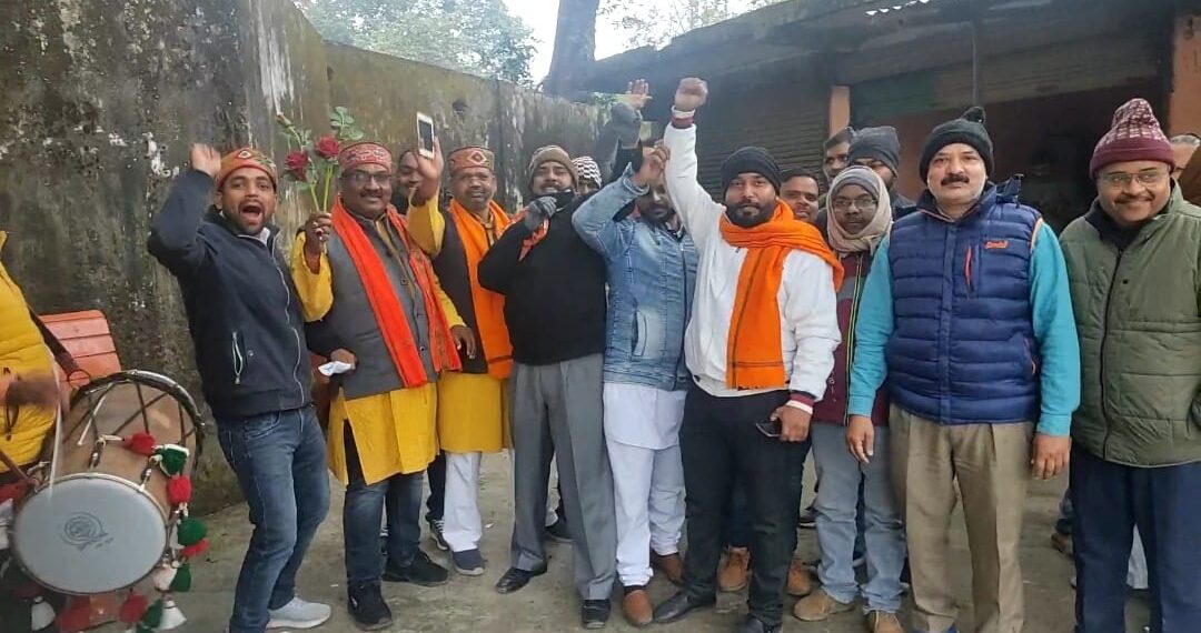 नौतनवां: बीजेपी समर्थित प्रत्याशी ऋषि त्रिपाठी के स्वागत में ढोल नगाड़ों पर झूम रहे कार्यकर्ता