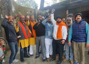 नौतनवां: बीजेपी समर्थित प्रत्याशी ऋषि त्रिपाठी के स्वागत में ढोल नगाड़ों पर झूम रहे कार्यकर्ता