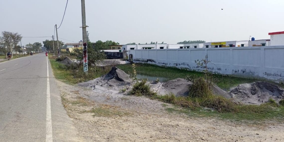 नौतनवां: प्राथमिक विद्यालय के बाउंडरी समीप मेन सड़क पर फेंक दिया जाता संक्रमणीय राख , चलना हुआ दूभर