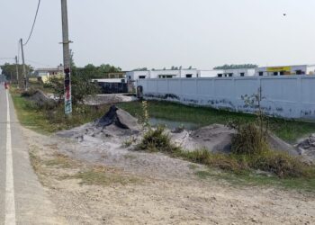 नौतनवां: प्राथमिक विद्यालय के बाउंडरी समीप मेन सड़क पर फेंक दिया जाता संक्रमणीय राख , चलना हुआ दूभर