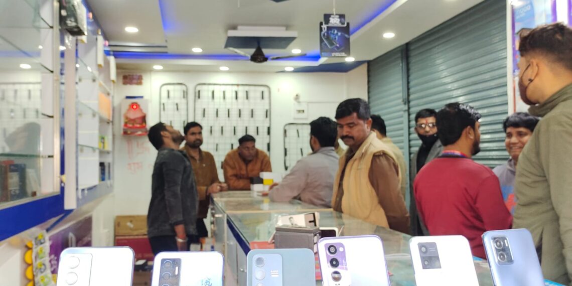 सोनौली: बेखौफ चोरों ने मोबाइल की दुकान का शटर तोड़ 13 लाख के मोबाइल समेत की नगदी चोरी, पुलिस को दी चुनौती