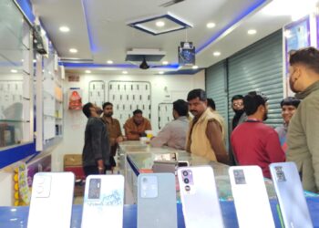 सोनौली: बेखौफ चोरों ने मोबाइल की दुकान का शटर तोड़ 13 लाख के मोबाइल समेत की नगदी चोरी, पुलिस को दी चुनौती