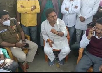 महराजगंज: निर्वाचित विधायक के मनाने पर 5 दिन बाद परिजनों ने किया शव का अंतिम संस्कार