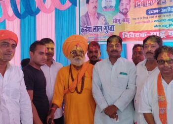 सोनौली: होली मिलन समारोह में अबीर गुलाल लगा कन्हैया लाल शाहू ने किया अतिथियों का स्वागत