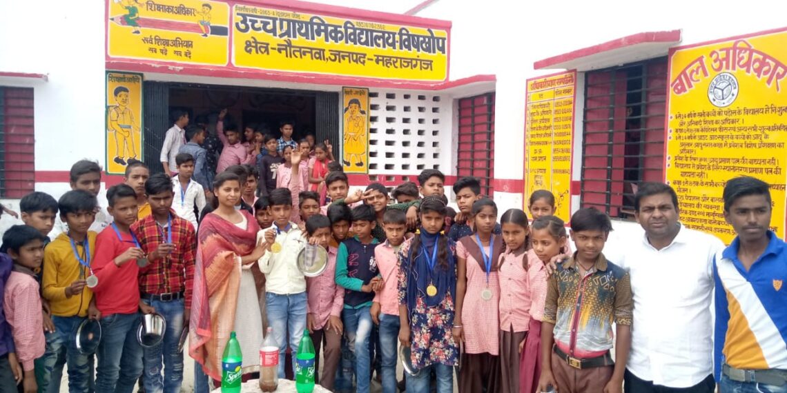 नौतनवां: विषखोप विद्यालय में वार्षिकोत्सव में मेडल पाकर गदगद हुए मेधावी बच्चें