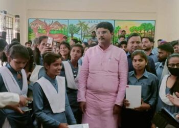 नौतनवा विधायक ऋषि त्रिपाठी ने सम्पतिहा में विद्यार्थियों को टेबलेट बांटे!