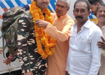 फरेंदा: सेना की ट्रेनिंग पूरी कर घर वापसी पर जवान का नगरवासियों ने किया स्वागत