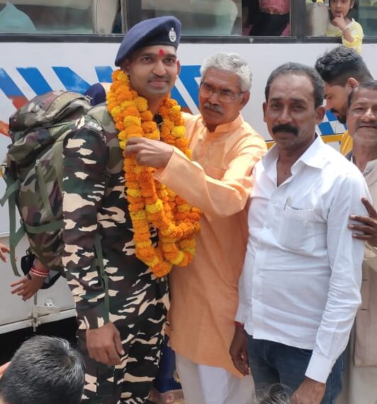 फरेंदा: सेना की ट्रेनिंग पूरी कर घर वापसी पर जवान का नगरवासियों ने किया स्वागत