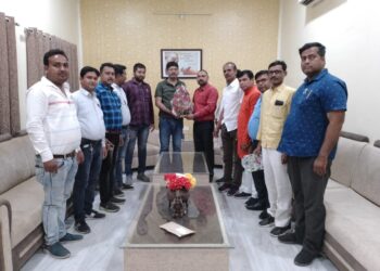नौतनवां विधायक से उनके आवास गोरखपुर में मिल राशैम ने दी सुभकामनाये, सौंपा ज्ञापन