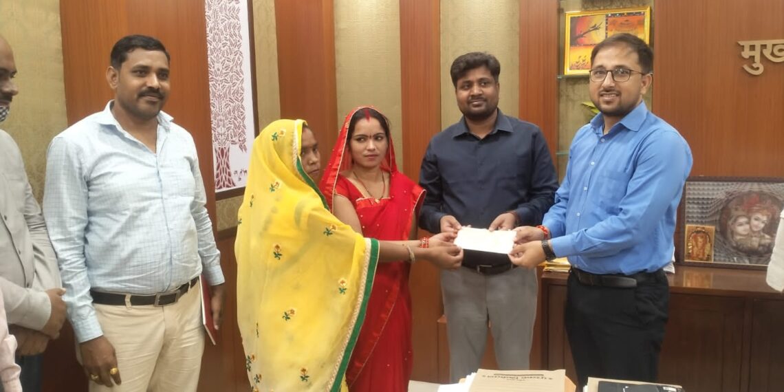 महराजगंज सीडीओ ने किसानों को किया प्रोत्साहित, वर्मीकम्पोस्ट खाद लाएगा जैविक क्रांति, शून्य होगा प्रदूषण