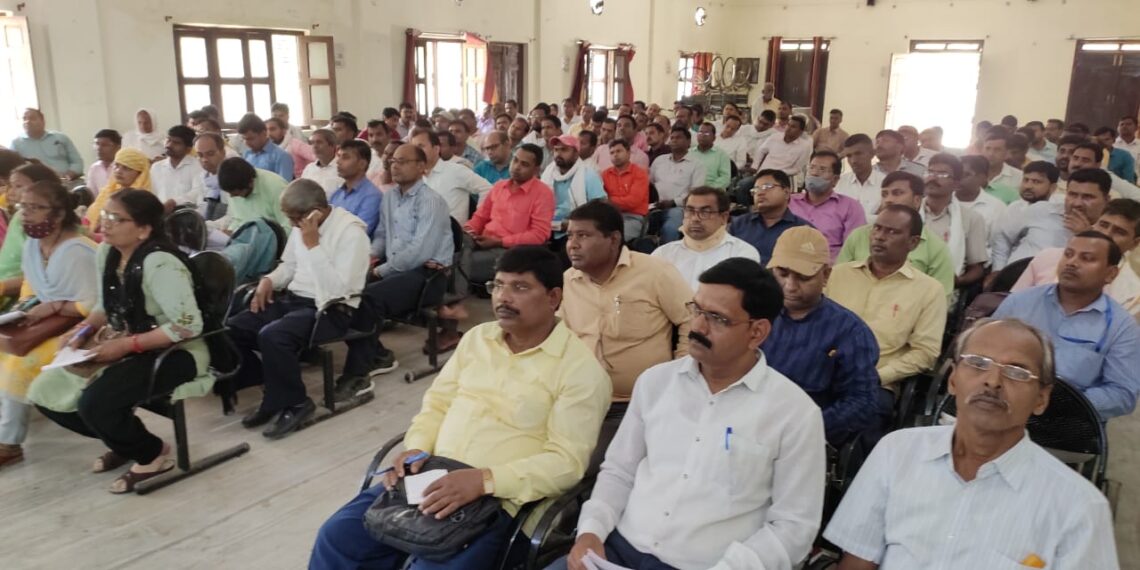 विभागीय लक्ष्यों को समय से पूरा करें शिक्षक: बी.ई.ओ.