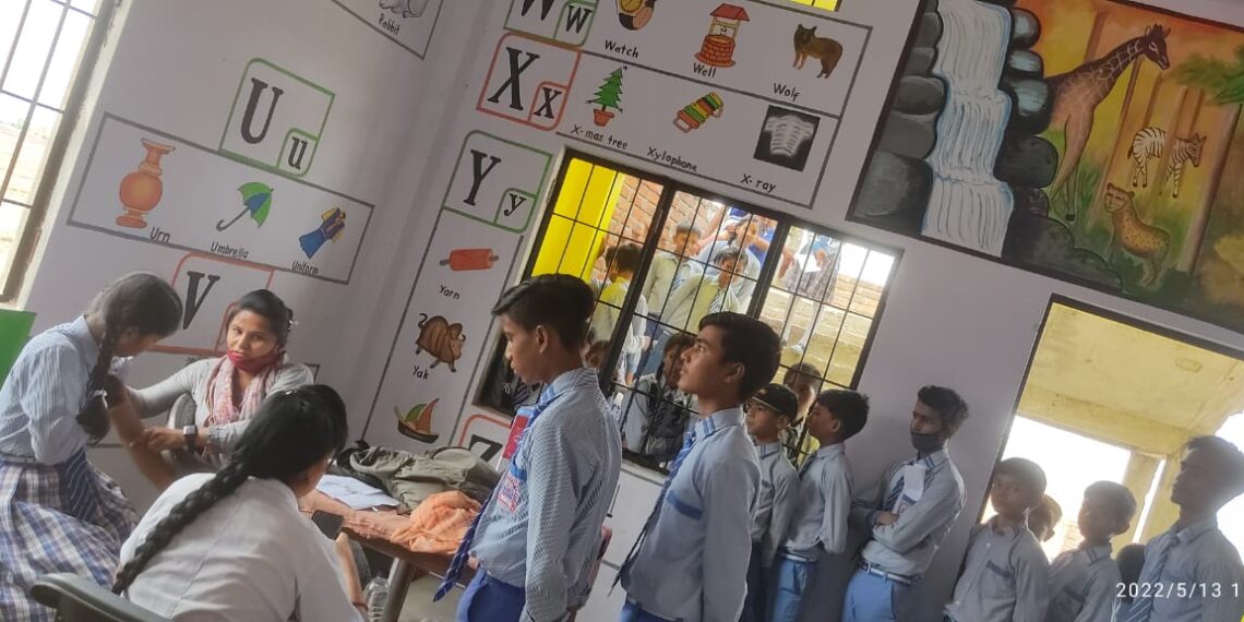 नौतनवां: डीबीएस एकेडेमी के छात्र छात्राओं ने लगवाई वैक्सीन