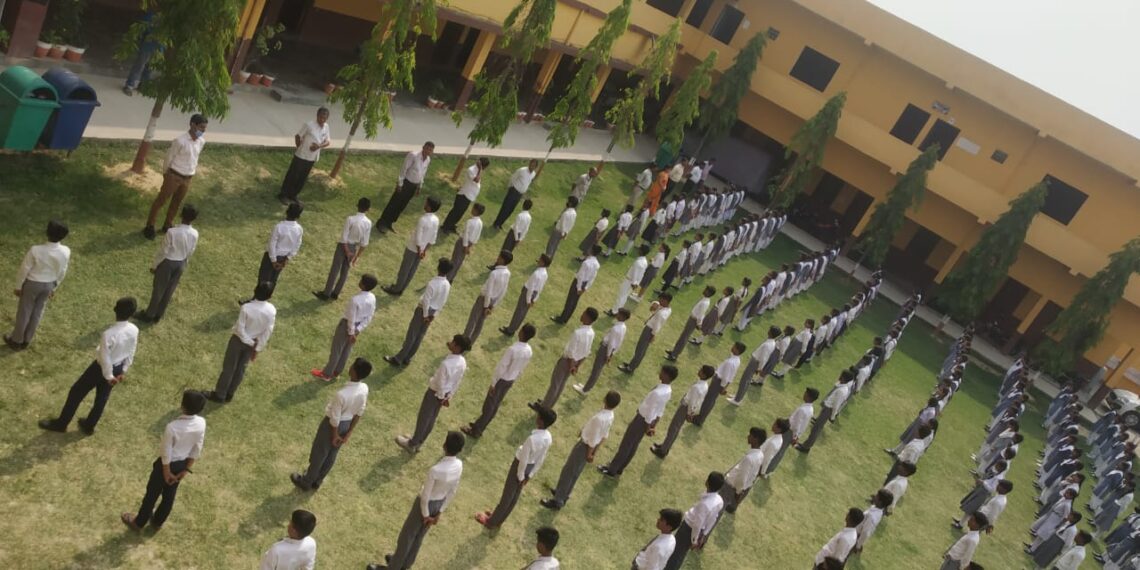 नौतनवां: सड़क सुरक्षा को लेकर विद्यार्थियों को प्रधानाचार्य जन्मेजय सिंह ने दिलाई शपथ