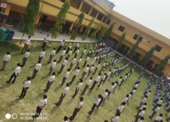 नौतनवां: सड़क सुरक्षा को लेकर विद्यार्थियों को प्रधानाचार्य जन्मेजय सिंह ने दिलाई शपथ