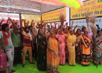 महराजगंज एडीएम के आश्वासन पर नौतनवां नगर के सफाई कर्मियों का हड़ताल स्थगित