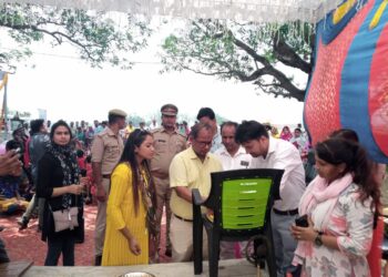 नौतनवां: लैंगिक समानता जागरूकता कार्यक्रम में एसडीएम ने वीडियो वैन को हरी झंडी दिखाकर किया रवाना