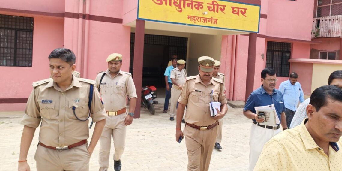 महराजगंज: डीएम व एसपी ने पोस्टमार्टम हाउस का किया औचक निरीक्षण, कमियों पर लगाई फटकार