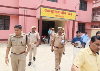 महराजगंज: डीएम व एसपी ने पोस्टमार्टम हाउस का किया औचक निरीक्षण, कमियों पर लगाई फटकार