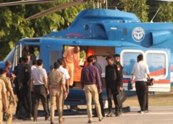 सीएम योगी के हेलिकॉप्टर से टकराया पक्षी, करनी पड़ी इमरजेंसी लैंडिंग, कार से पहुंचे सर्किट हाउस