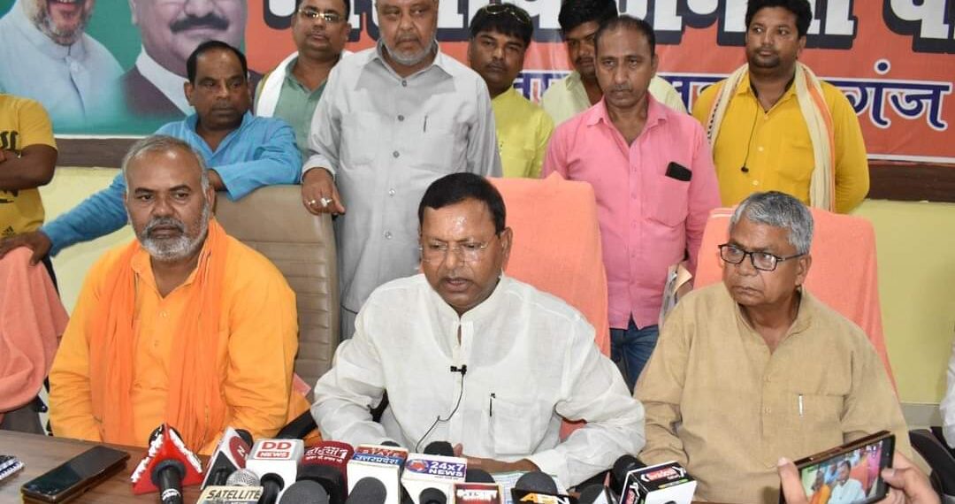 महराजगंज में कुर्सी के लिए भिड़े विधायक और जिलाध्यक्ष, केंद्रीय मंत्री ने माला पहनवाकर कराया शांत