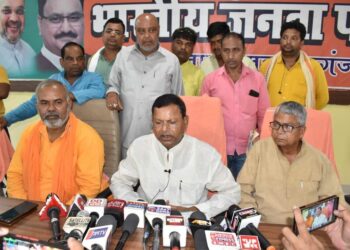 महराजगंज में कुर्सी के लिए भिड़े विधायक और जिलाध्यक्ष, केंद्रीय मंत्री ने माला पहनवाकर कराया शांत