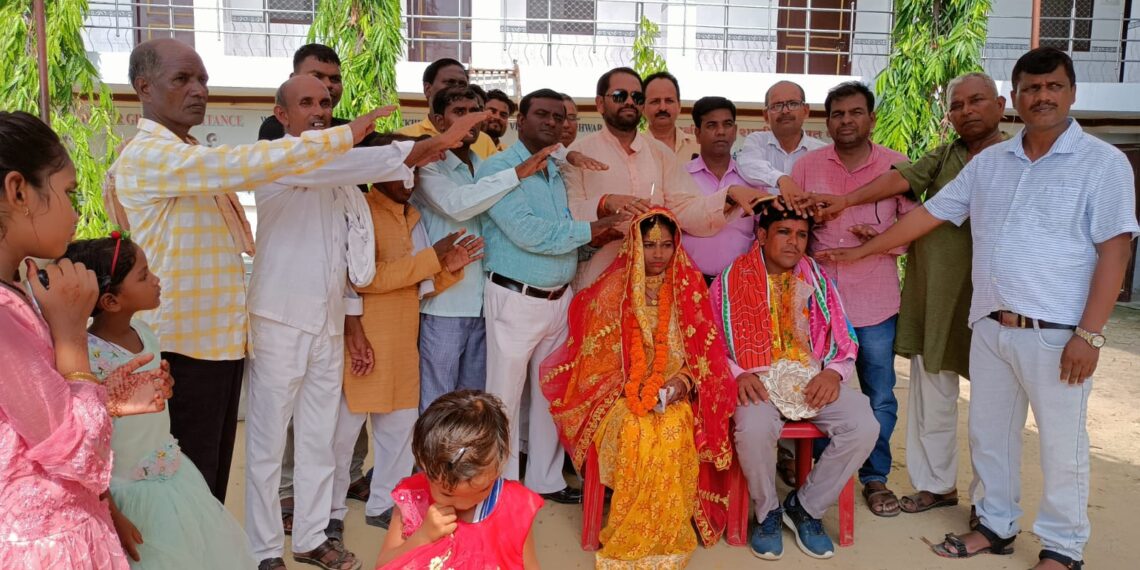 सोनौली: चन्द्रमणि बुद्ध विहार में गरीब बच्ची की लोगो ने कराई शादी, दिए आशीर्वाद