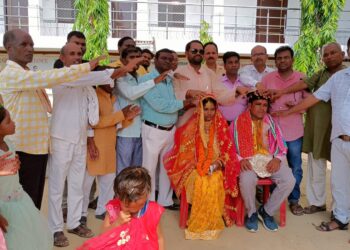 सोनौली: चन्द्रमणि बुद्ध विहार में गरीब बच्ची की लोगो ने कराई शादी, दिए आशीर्वाद