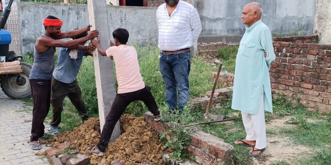 नौतनवां: सरोजिनी नगर वार्ड में विद्युत खंभा लगने से लोगों में हर्ष, भाजपा नेता को मिठाई खिला दिया धन्यवाद