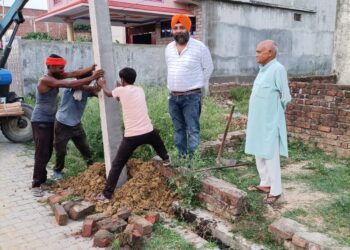 नौतनवां: सरोजिनी नगर वार्ड में विद्युत खंभा लगने से लोगों में हर्ष, भाजपा नेता को मिठाई खिला दिया धन्यवाद