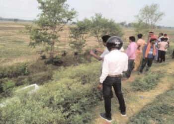 सोनौली: जहरीला पदार्थ खाने से युवती की हालत गंभीर, अस्पताल ले जाते कार पलटी