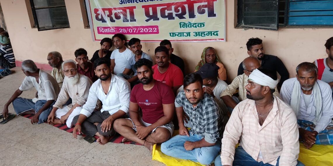 नौतनवां: अमित सिंह के गिरफ्तारी की मांग पर धरने पर बैठे