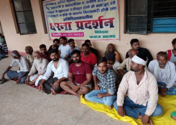 नौतनवां: अमित सिंह के गिरफ्तारी की मांग पर धरने पर बैठे