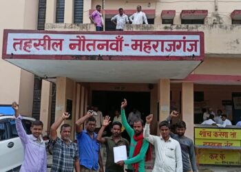 नौतनवां: ई रिक्शा चालकों ने टैम्पू चालको के मनमानी का डीएम से की शिकायत