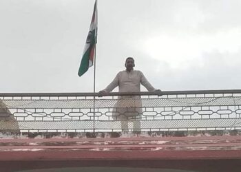 पूर्व सपा विधायक मुन्ना सिंह ने अपने कुंवर आवास पर लगाया तिरंगा झंडा