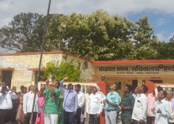 हरदी डाली: बाइक रैली के बाद हुआ झंडारोहण, प्रधान ने फहराया तिरंगा