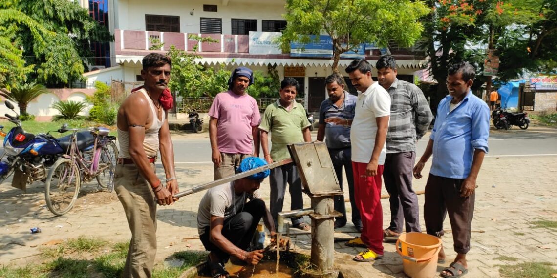 नौतनवां: जिम्मदारो से कह कहकर उदास हुए लोग तो खुद के पैसे से बनवा डाली सरकारी नल